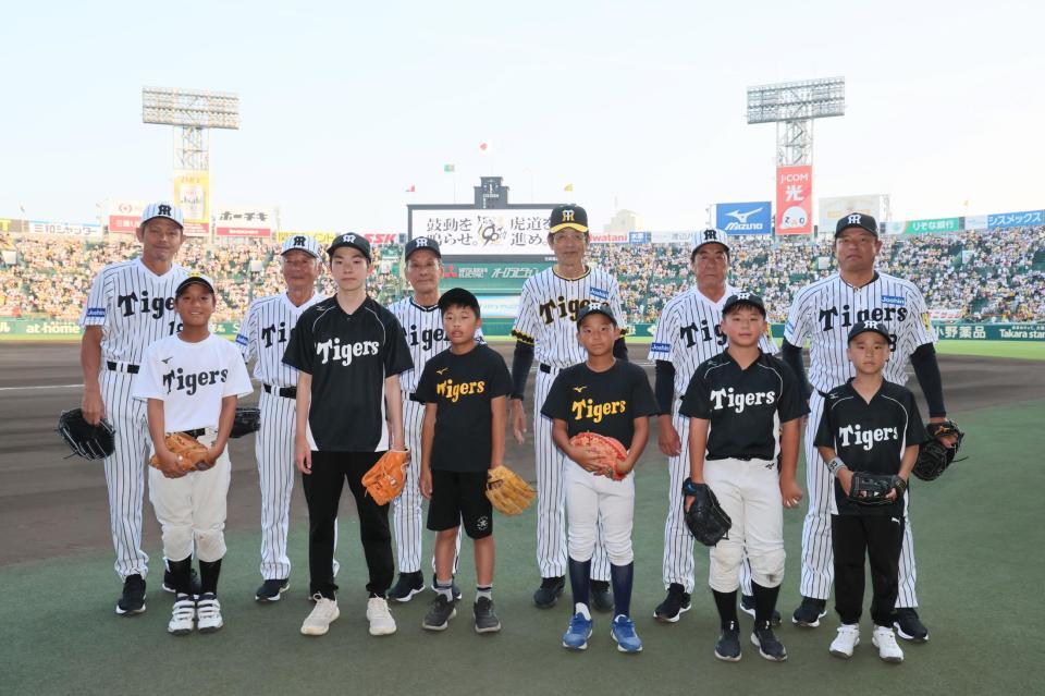 　ファーストピッチセレモニーを終え、子どもたちと写真に納まる（後列左から）野田浩司氏、山本和行氏、上田二朗氏、江本孟紀氏、中西清起氏、藪恵壹氏