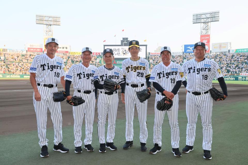 　ファーストピッチセレモニーを終え写真に納まる（左から）野田浩司氏、山本和行氏、上田二朗氏、江本孟紀氏、中西清起氏、藪恵壹氏