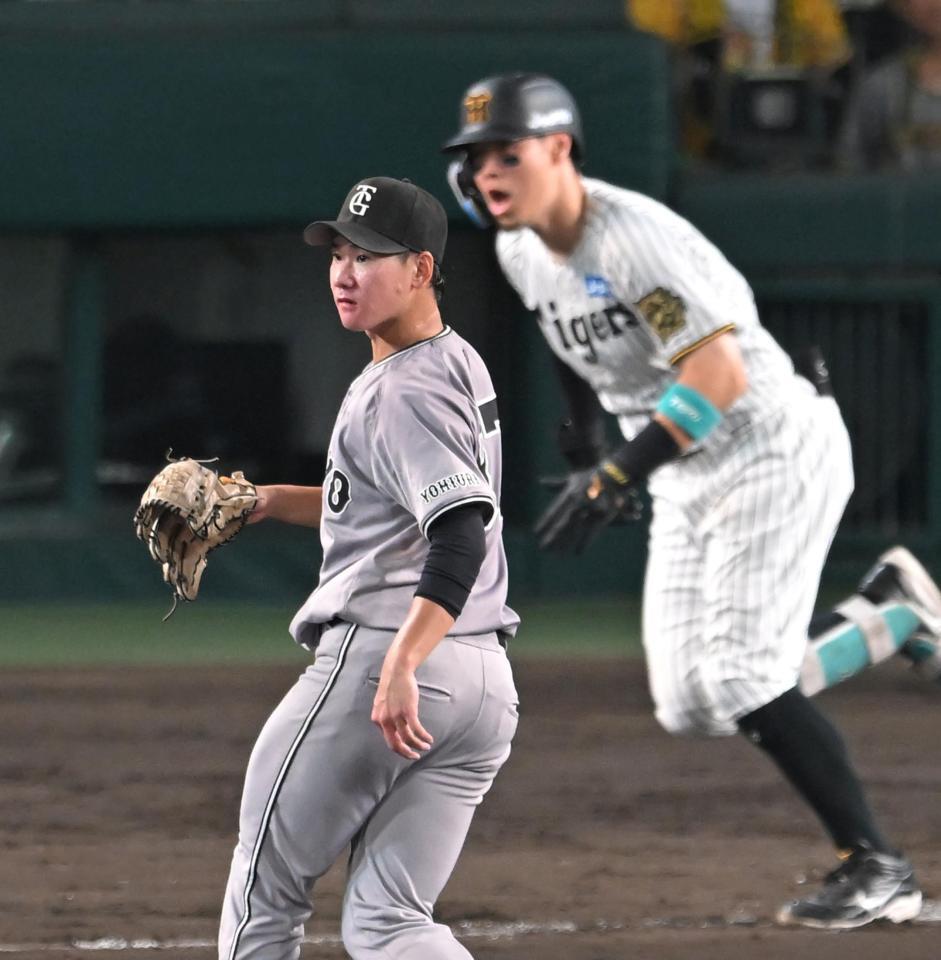 　３回、佐藤輝に勝ち越し打を許す井上（撮影・飯室逸平）