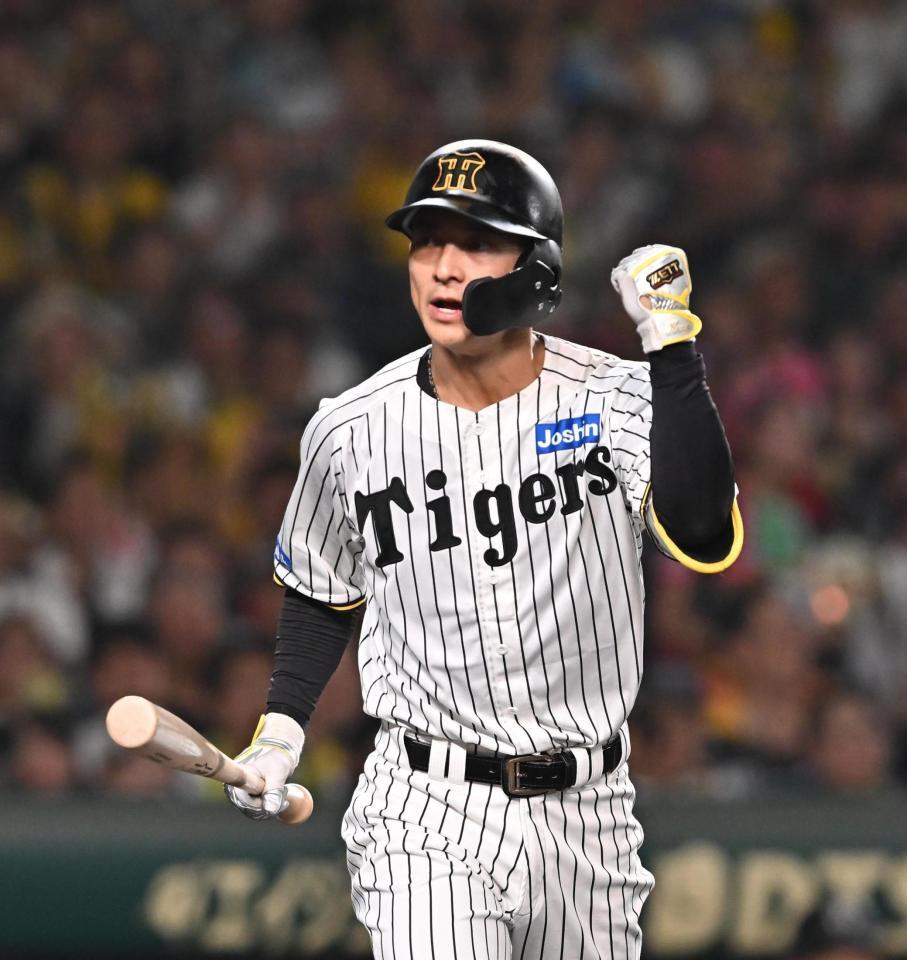 　５回、押し出し四球を選びガッツポーズする熊谷（撮影・西田忠信）