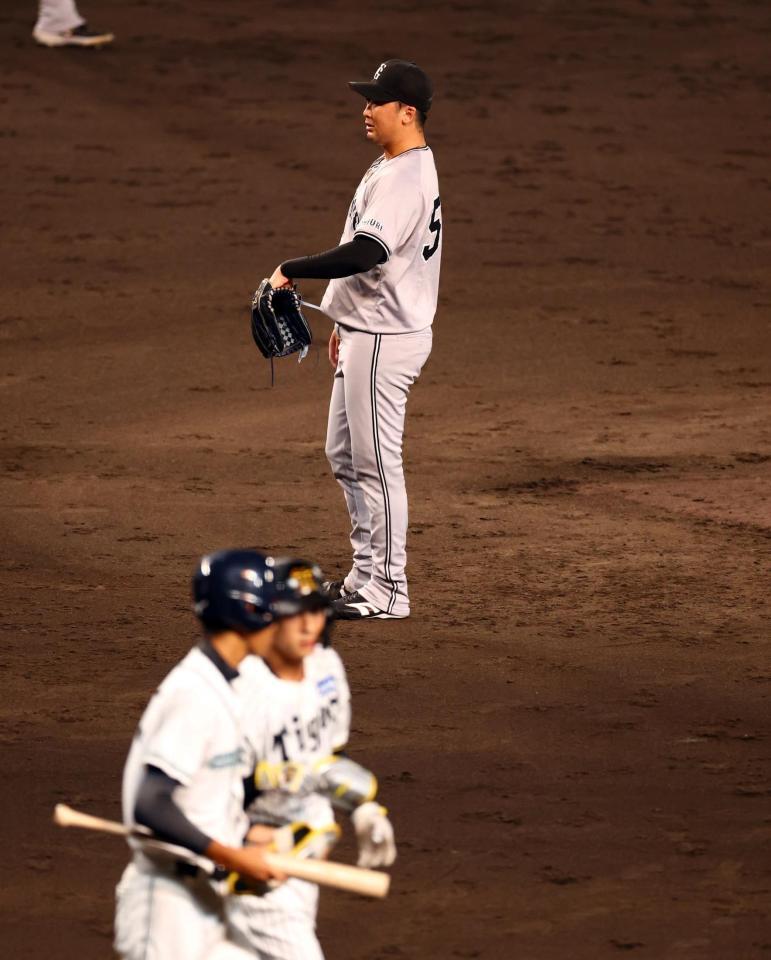 　５回、船迫は熊谷に押し出し四球を与え勝ち越しを許す（撮影・山口登）