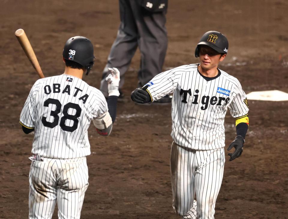 　５回、近本は熊谷の四球で生還する（撮影・山口登）