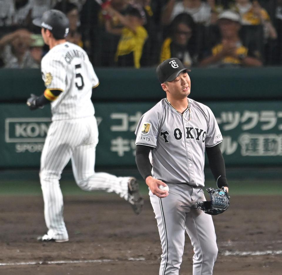 　５回、押し出し四球で阪神に勝ち越しを許す船迫（撮影・飯室逸平）