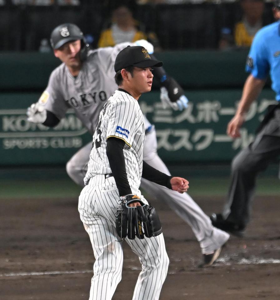 　５回、岸田に同点二塁打を打たれる高橋（撮影・飯室逸平）