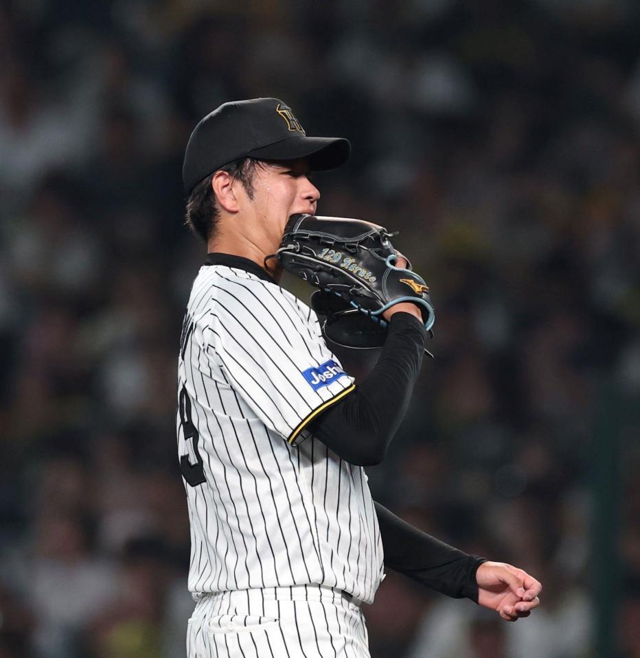 　５回、岡本に四球を与え、グラブをくわえる高橋（撮影・北村雅宏）