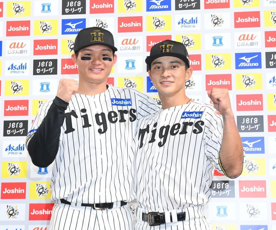 　お立ち台でポーズを決める森下（左）と熊谷（撮影・西田忠信）