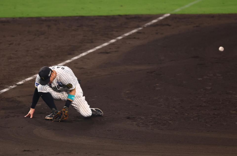 　９回、佐藤輝は若林の打球をトンネルする（撮影・山口登）