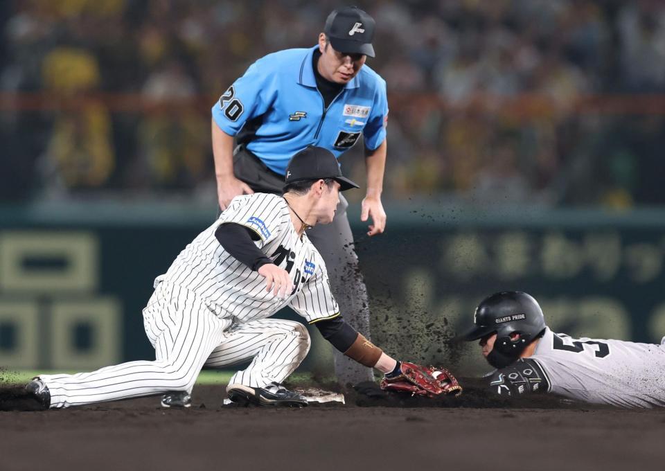 　９回、熊谷からの送球を受けて若林をタッチアウトにする中野（左）＝撮影・北村雅宏