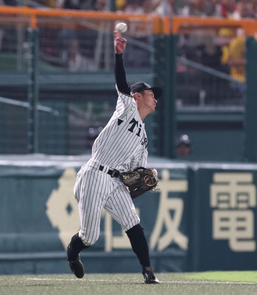 　９回、佐藤輝が若林の打球を後逸したものの、二塁へ送球してタッチアウトにする熊谷（撮影・北村雅宏）