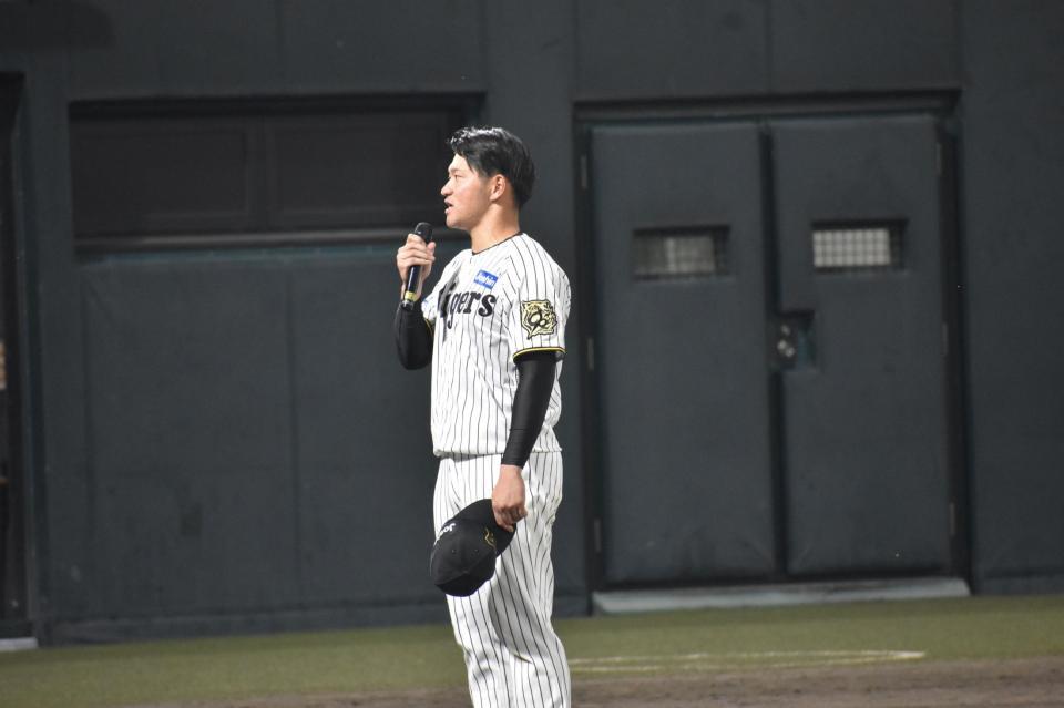 　ヒーローインタビューでマイクを持つ伊藤稜