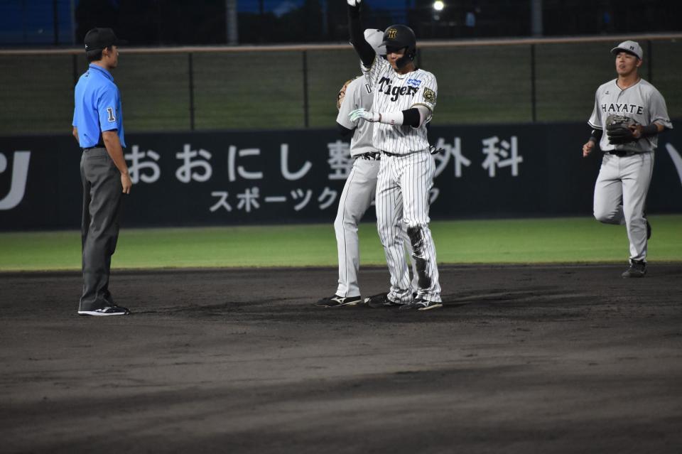 　３回に左中間へ二塁打を放った山田