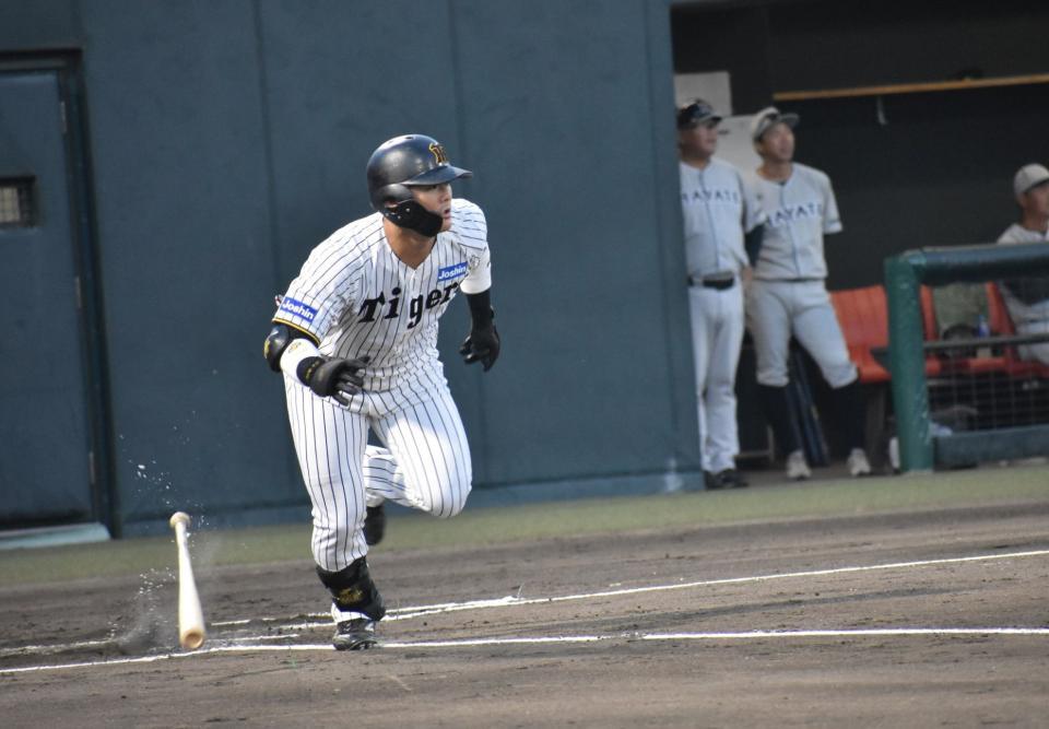 　２回に中前打を放つ前川