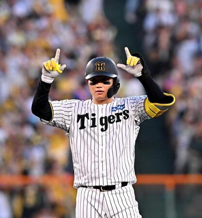 　１回、先制の適時二塁打を放ちポーズを決める森下（撮影・西田忠信）