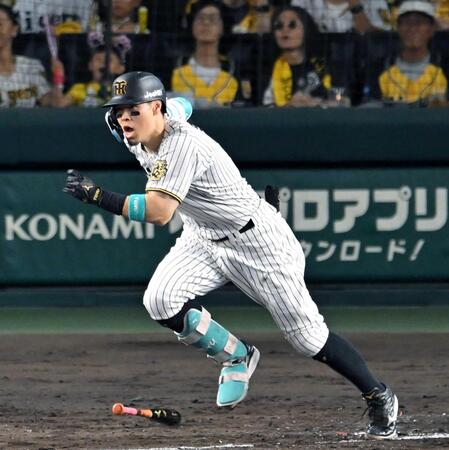 　３回、勝ち越し打を放つ佐藤輝（撮影・飯室逸平）