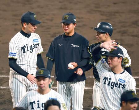 　ウイニングボールを手に笑顔を見せる高橋（中央）（撮影・山口登）