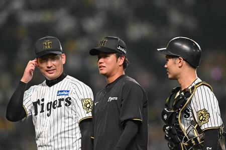 　勝利投手の高橋（中央）は岩崎（左）と坂本と言葉を交わす（撮影・西田忠信）