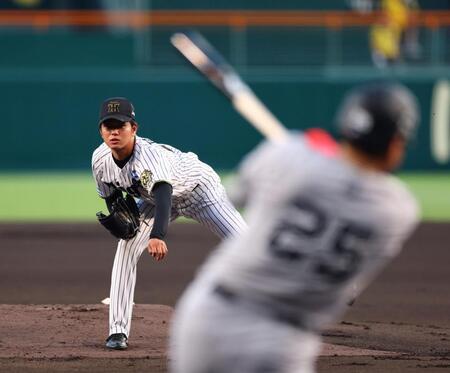 　１回、高橋は岡本を併殺に打ち取る（撮影・山口登）