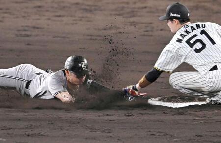 　９回、二塁を狙うもアウトになる巨人・若林（撮影・飯室逸平）