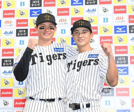 　お立ち台でポーズを決める森下（左）と熊谷（撮影・西田忠信）