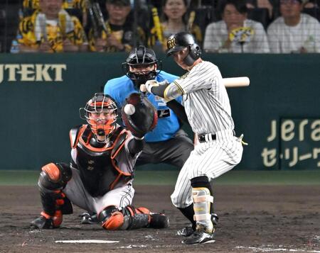 　５回、勝ち越しの押し出し四球を選ぶ熊谷（撮影・飯室逸平）