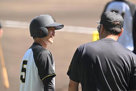 　小谷野コーチ（右）と笑顔で話をする近本（撮影・西田忠信）