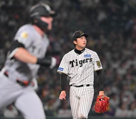 　７回、キャベッジ（左）に適時二塁打を許す才木（撮影・西田忠信）