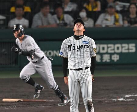 　７回、若林に勝ち越しタイムリーを打たれ、天を仰ぐ才木（撮影・飯室逸平）