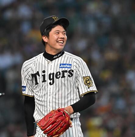 　２回を無失点で切り抜け、笑顔を見せる才木（撮影・西田忠信）