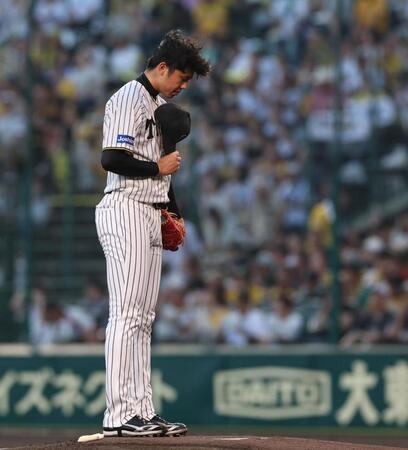 　試合開始前、マウンドで帽子を取る才木（撮影・北村雅宏）