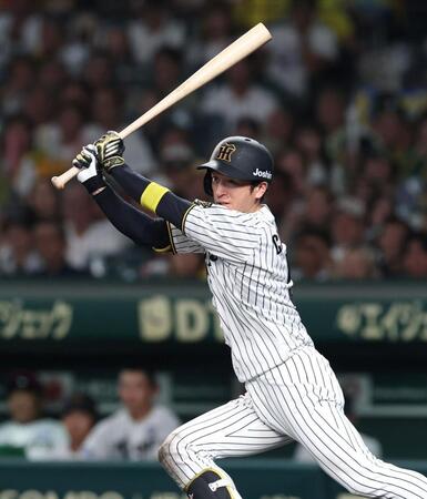 　７回、二塁打を放つ近本（撮影・北村雅宏）