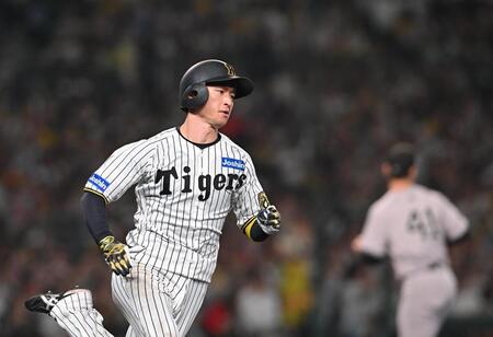 　７回、左翼線への打球で走る近本（撮影・西田忠信）