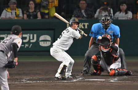 　３回、四球を選ぶ近本（撮影・飯室逸平）