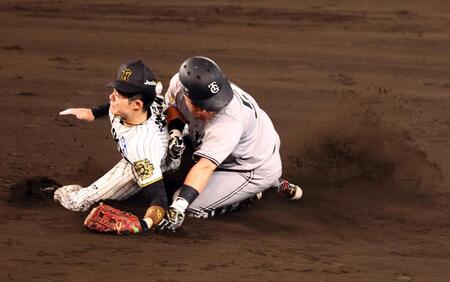 　９回、中野は浅野と激突する（撮影・山口登）