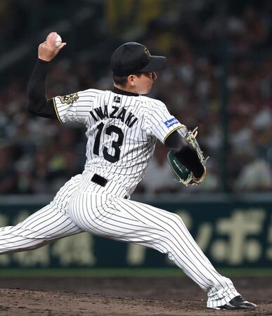 　９回から登板する岩崎（撮影・北村雅宏）