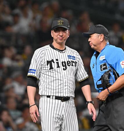 　７回途中、才木の交代を告げた藤川監督（撮影・西田忠信）