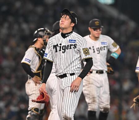 　７回、キャベッジに適時二塁打を許し降板する才木（撮影・西田忠信）