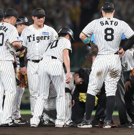 　９回、負傷しうずくまる中野（中央下）＝撮影・北村雅宏