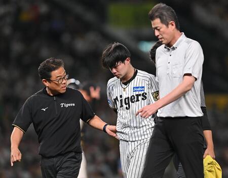 　９回、二塁で浅野と交錯しベンチへ下がる中野（中央）＝撮影・西田忠信