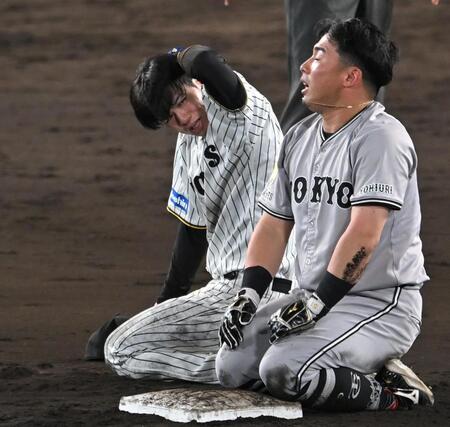 　９回、二塁上で頭をおさえる中野（撮影・飯室逸平）