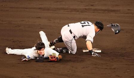 　９回、中野は浅野と激突する（撮影・山口登）