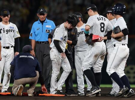 　９回、負傷しベンチに退く中野（中央）＝撮影・北村雅宏