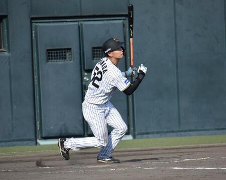 　３回に中堅へ適時打を放つ山田