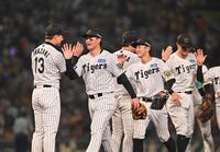 　巨人に勝利し、ナインとタッチを交わす森下（左から２人目）＝撮影・西田忠信