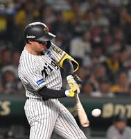 　８回、猛打賞となる二塁打を放つ森下（撮影・西田忠信）