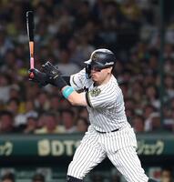 　３回、勝ち越しとなる適時打を放つ佐藤輝（撮影・北村雅宏）