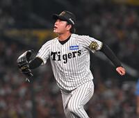 　３回、キャベッジの打球を追う高橋（撮影・西田忠信）