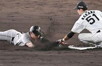 　９回、二塁を狙うもアウトになる巨人・若林（撮影・飯室逸平）