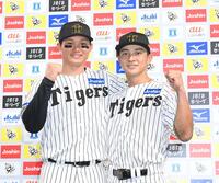 　お立ち台でポーズを決める森下（左）と熊谷（撮影・西田忠信）