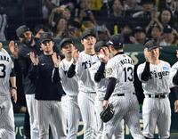 　最後を締めた岩崎を迎える及川ら投手陣（撮影・飯室逸平）