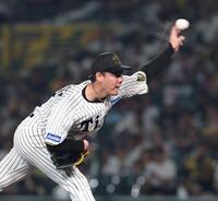 　７回から登板する及川（撮影・北村雅宏）